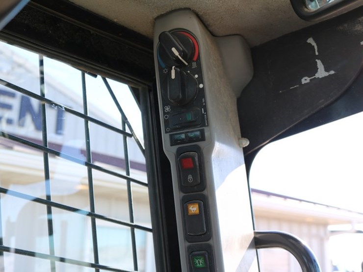 2017-new-holland-l220-image-13