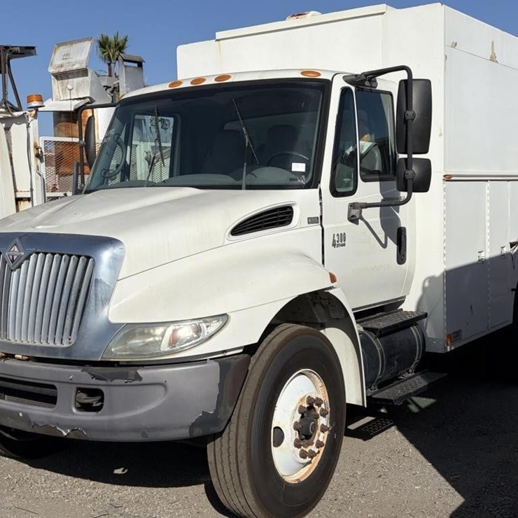 2004 INTERNATIONAL 4300 SBA