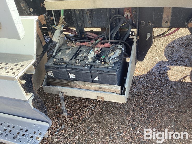 2000-freightliner-fld120-image-15