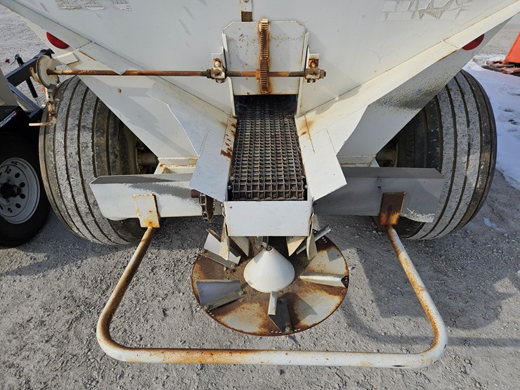 #205094-•-tyler-fertilizer-spreader-image-6