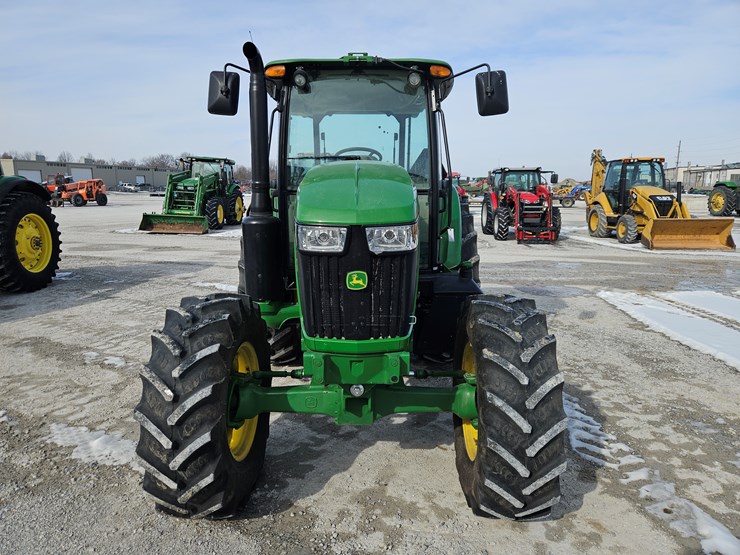 2022-john-deere-6135e-image-2