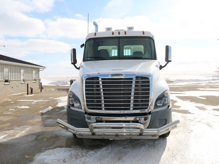 #4108-•-2018-freightliner-cascadia-semi-tractor-image-3