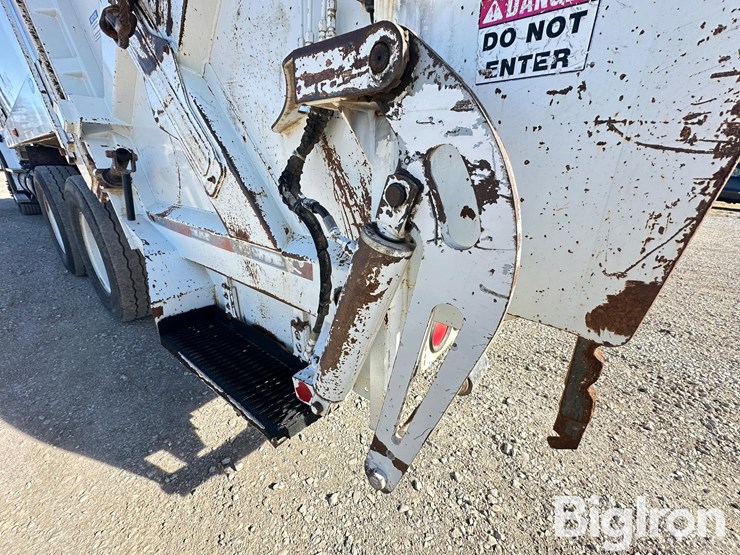 2015-freightliner-m2-106-image-20