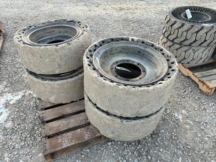 33x12-20-skid-steer-tires-image-2