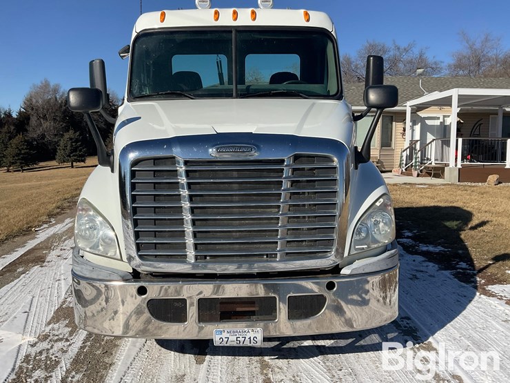 2012-freightliner-cascadia-125-image-2