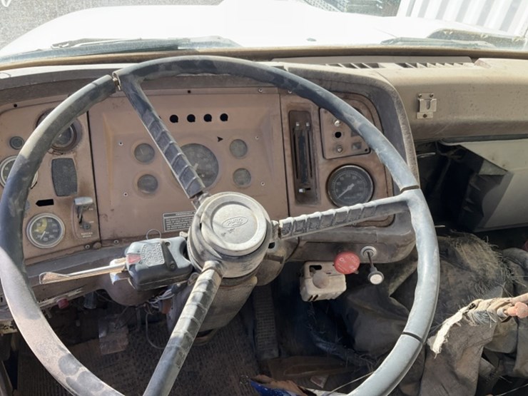 1975-ford-700-image-17