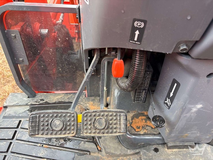 2025-kubota-l4060d-42hp-4wd-utility-loader-tractor-image-31