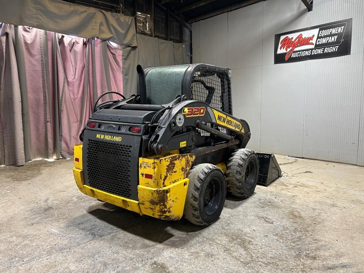 2023-new-holland-l320-image-4