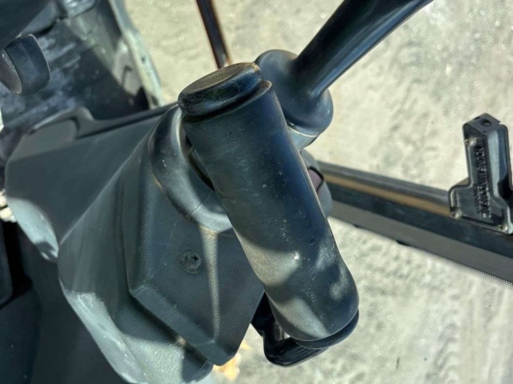 2004-deere-410g-image-30