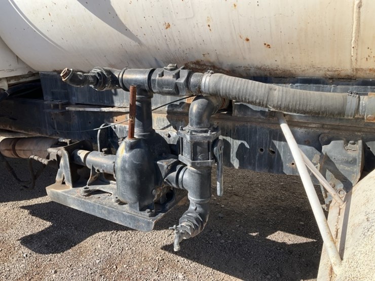 1975-ford-700-image-10