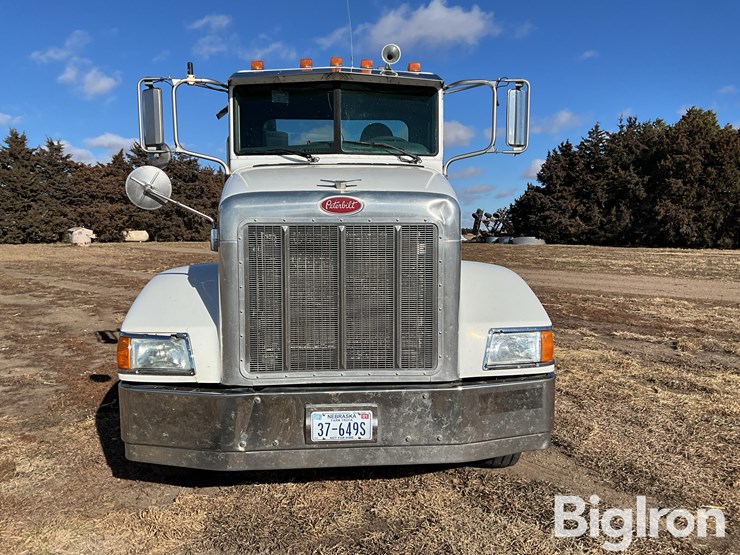 2005-peterbilt-385-image-2