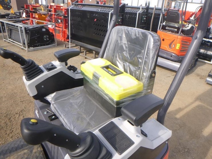 2025-agt-mx15rx-hydraulic-excavator-image-19