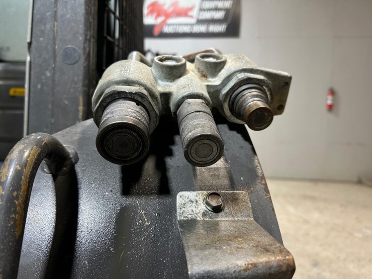 2023-new-holland-l320-image-11