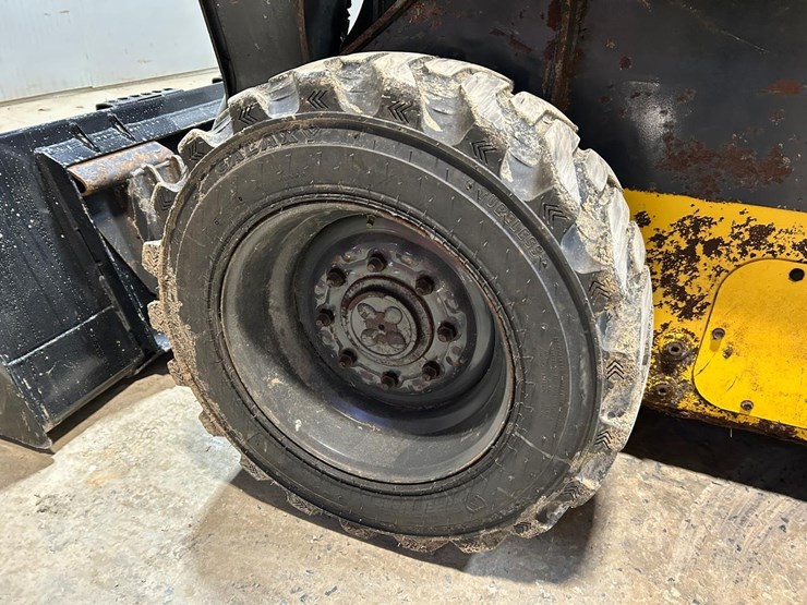 2023-new-holland-l320-image-16