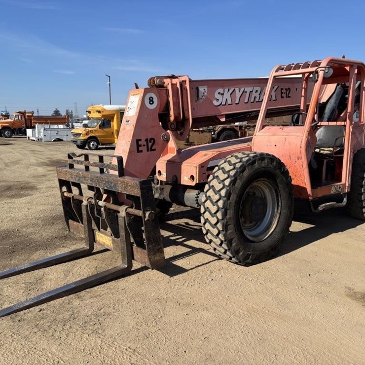 2005 JLG 8042