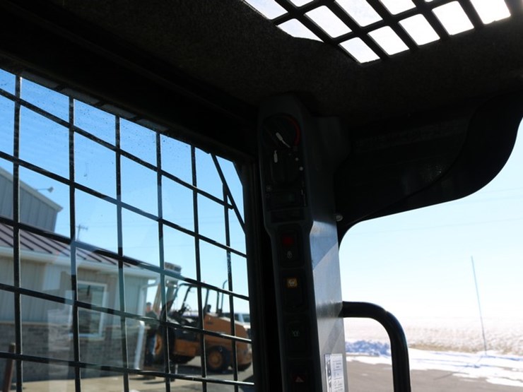 2015-new-holland-l220-image-14