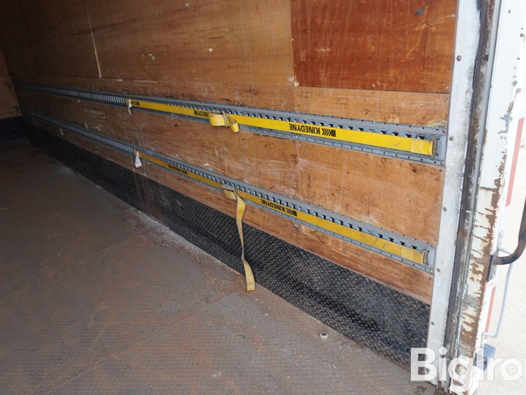 2008-peterbilt-335-image-19