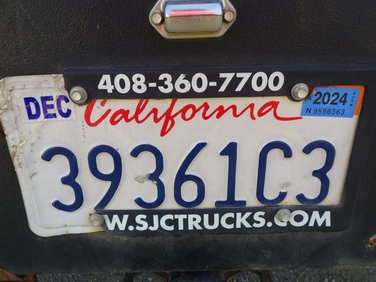 2018-ram-5500-crew-cab-flatbed-truck-image-20