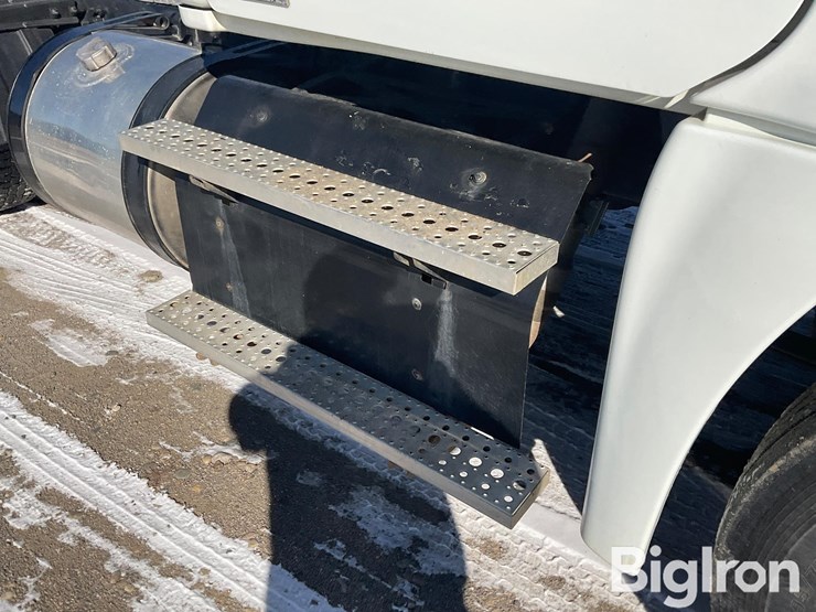 2012-freightliner-cascadia-125-image-14