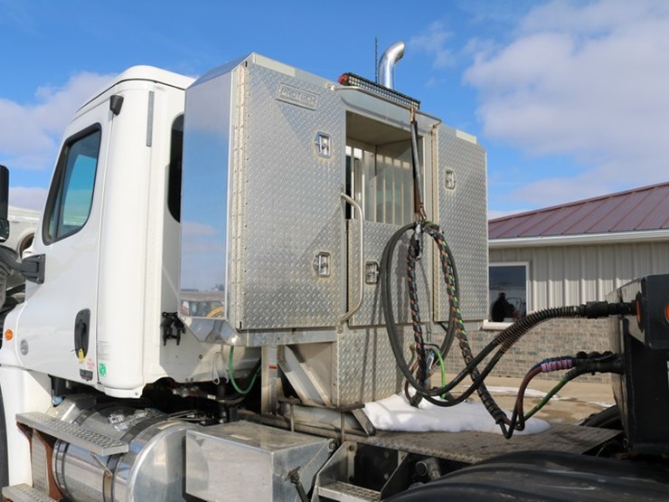 #4108-•-2018-freightliner-cascadia-semi-tractor-image-10