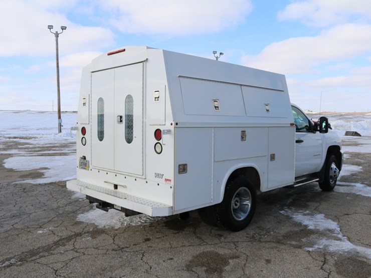 2013-chevrolet-3500-image-6