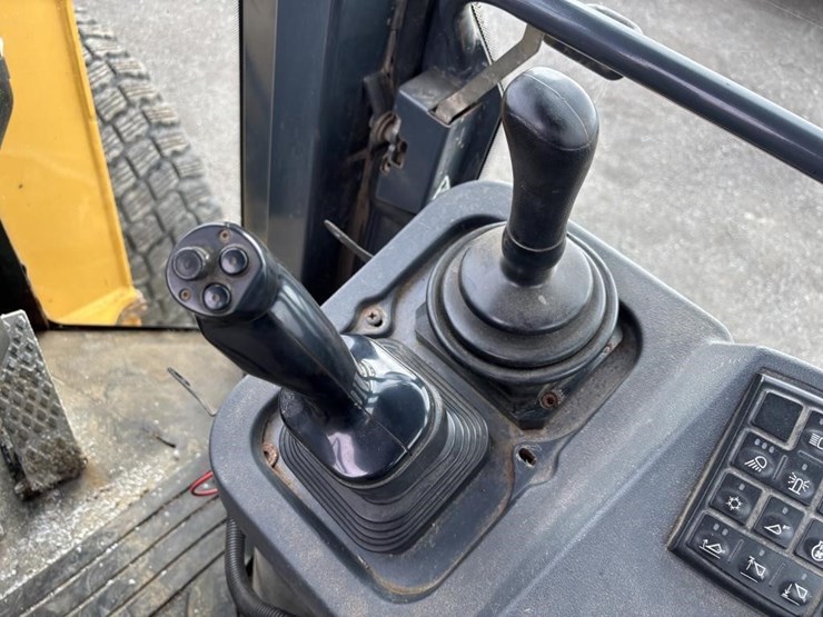 2005-deere-624j-image-39