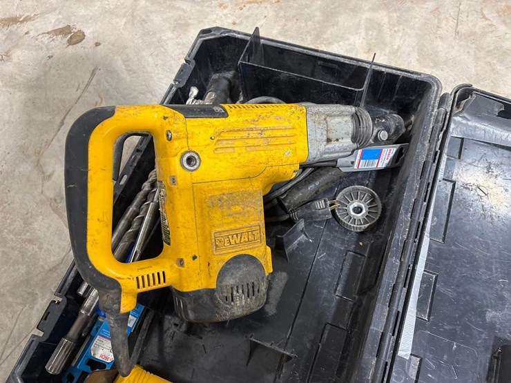 dewalt-d25650-rotary-hammer-drill-image-2