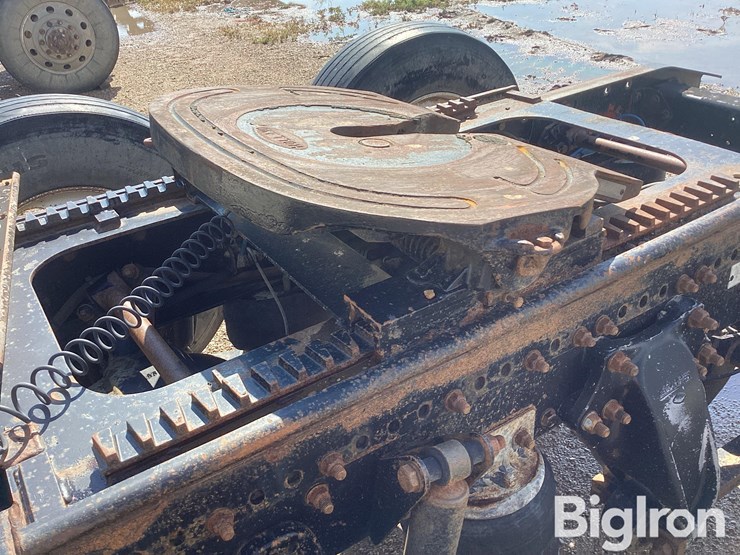 2000-freightliner-fld120-image-16