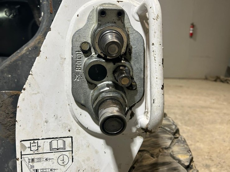 2015-bobcat-s590-image-11