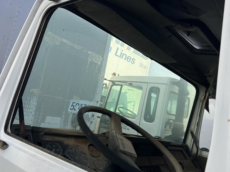 2015-volvo-f6-image-27