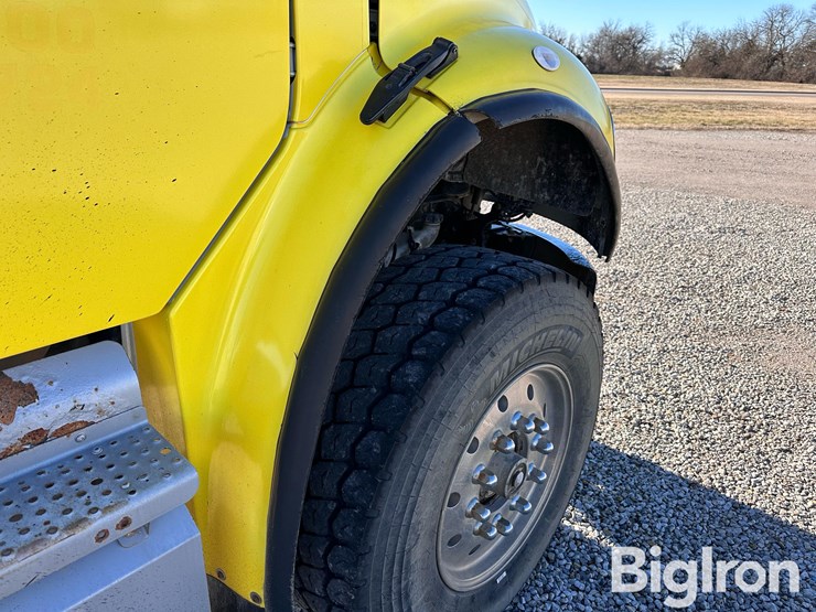 2011-freightliner-m2-106-image-12