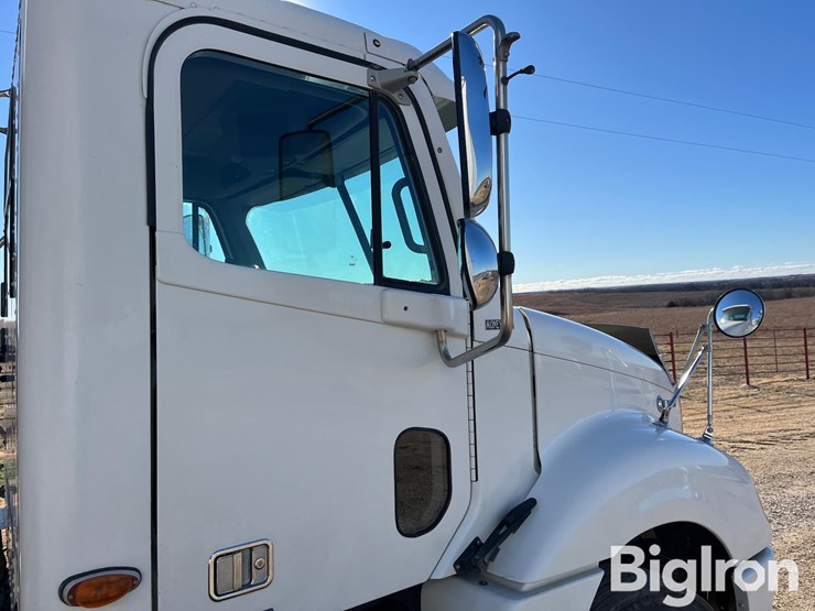 2004-freightliner-columbia-120-image-13