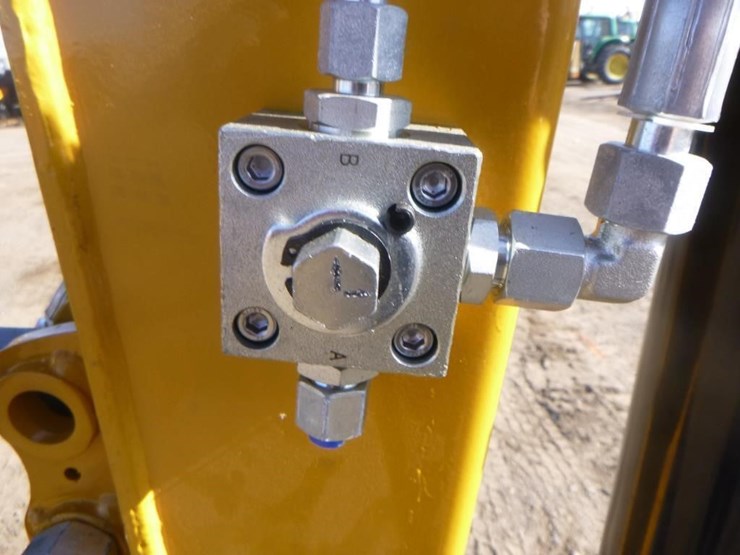 2025-agt-mx50r-hydraulic-excavator-image-13