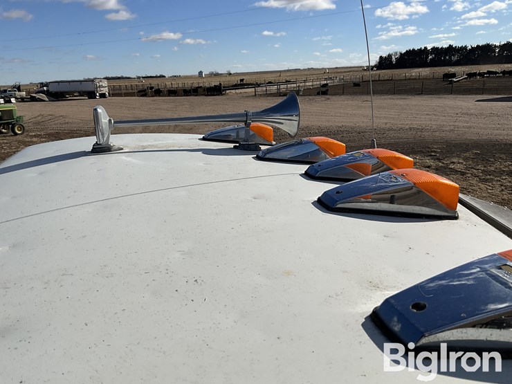 2005-peterbilt-385-image-16