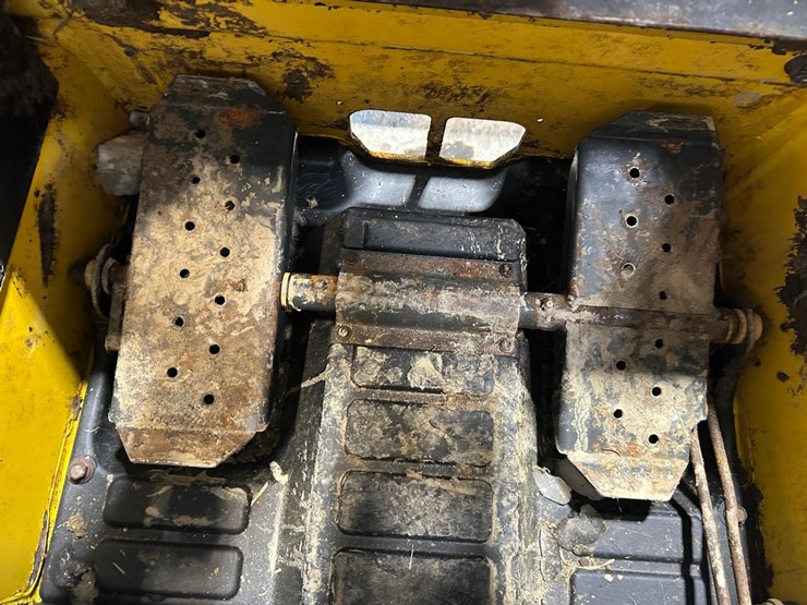 2023-new-holland-l320-image-21