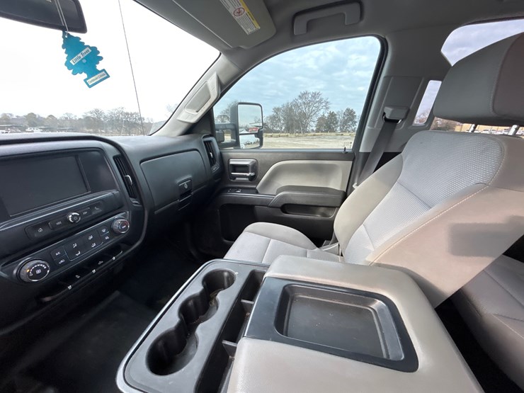 2018-chevrolet-3500-image-10