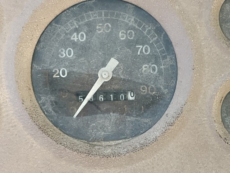 1975-ford-700-image-18