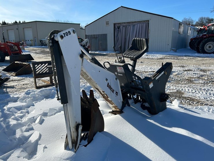 bobcat-bh709-skid-steer-backhoe-attachment-image-4