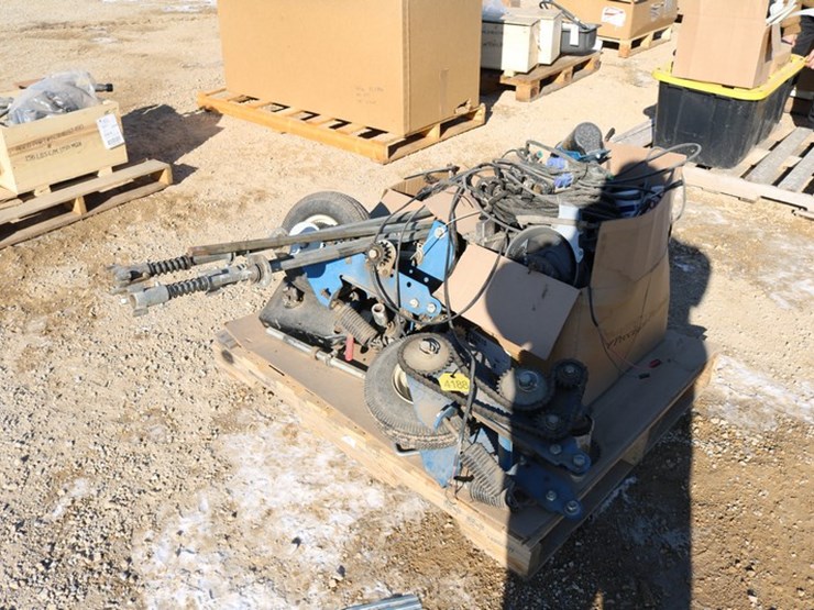 #4188-•-pallet-of-planter-parts-image-1