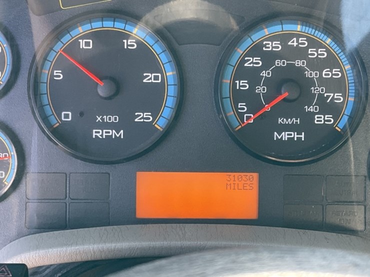 2010-international-7600-image-28