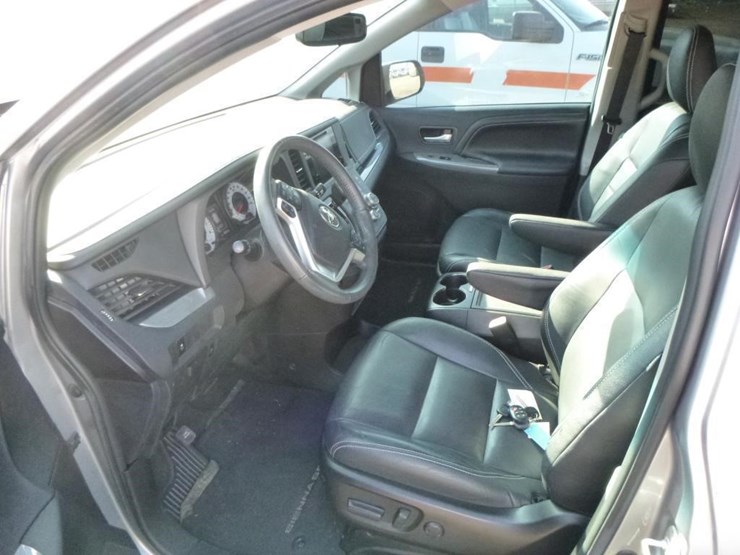 2017-toyota-sienna-image-9