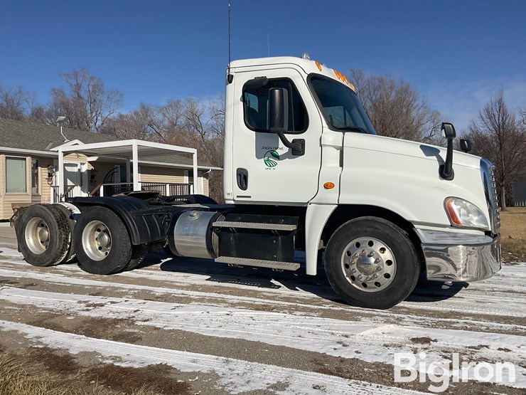 2012-freightliner-cascadia-125-image-3