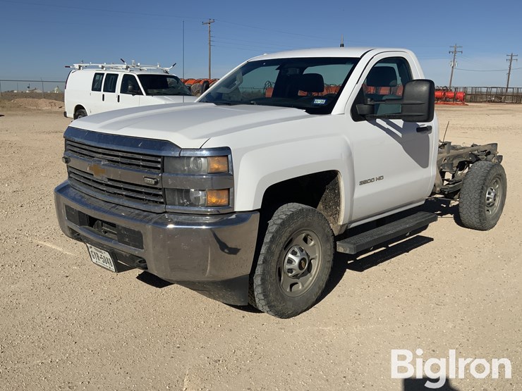 2016-chevrolet-3500-image-1