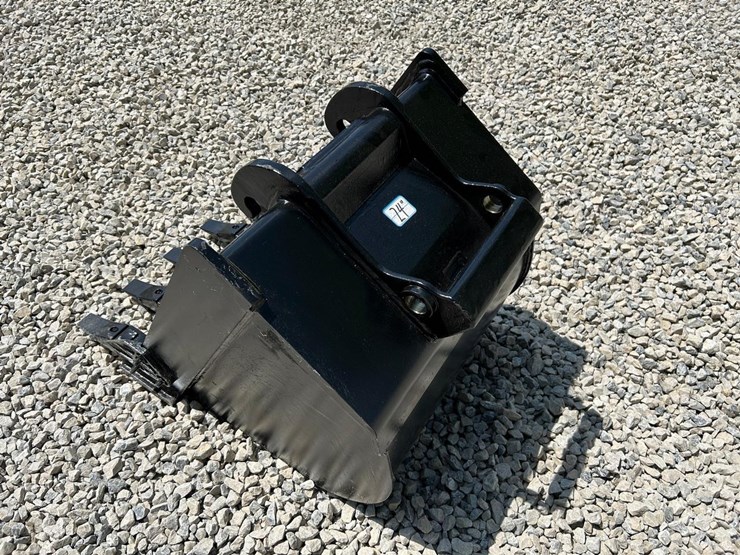 24"-x-change-bucket-for-a-bobcat-excavator-image-7