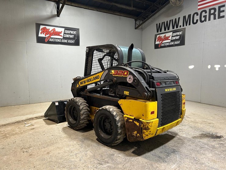 2023-new-holland-l320-image-2