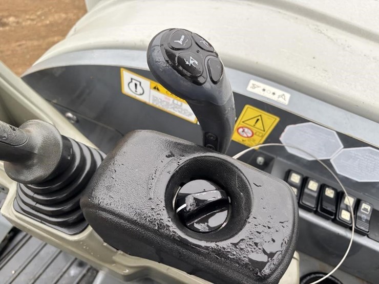 2021-takeuchi-tb240-image-33