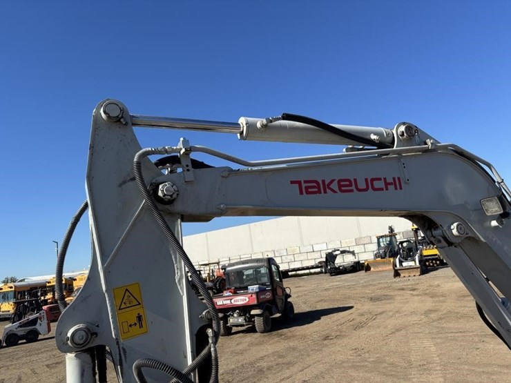 2022-takeuchi-tb240-image-18