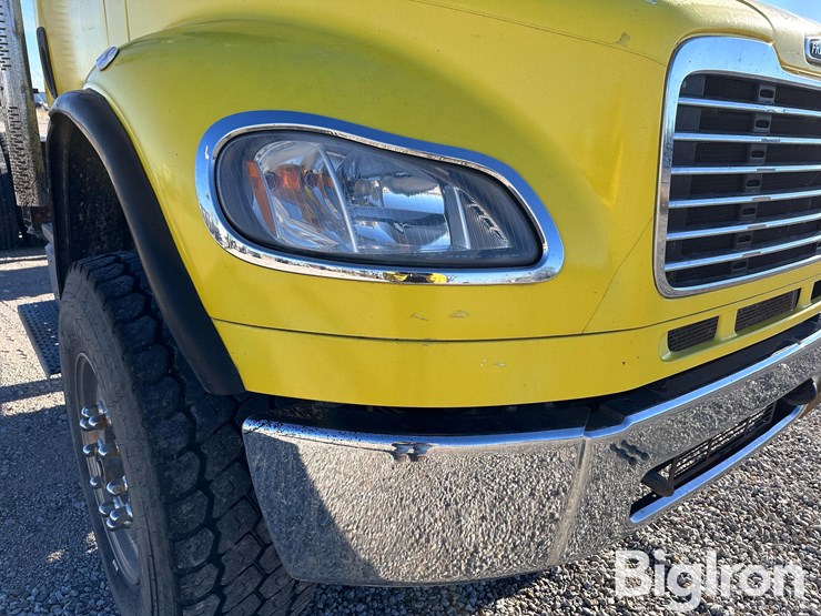 2011-freightliner-m2-106-image-13