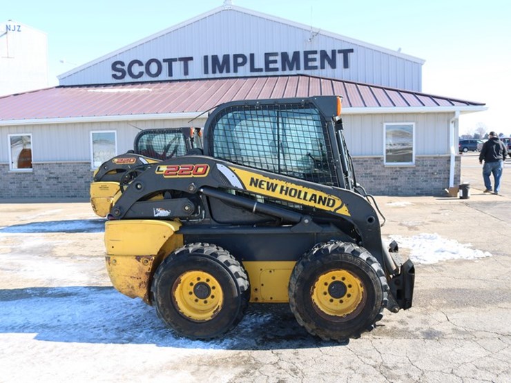 new-holland-l220-image-1