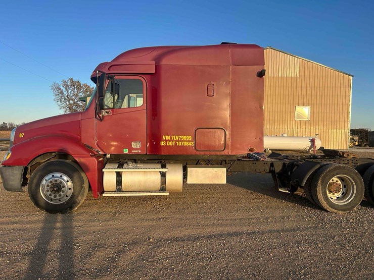 2007-freightliner-columbia-120-image-2